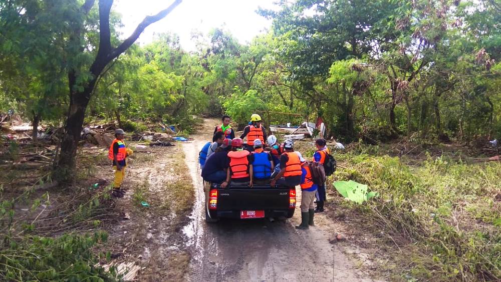 Tim relawan dari Posko Utama Cikadu terus mencari korban tsunami di Pantai Tanjung Lesung, Pandeglang, Banten, Sabtu (20/12/2018).