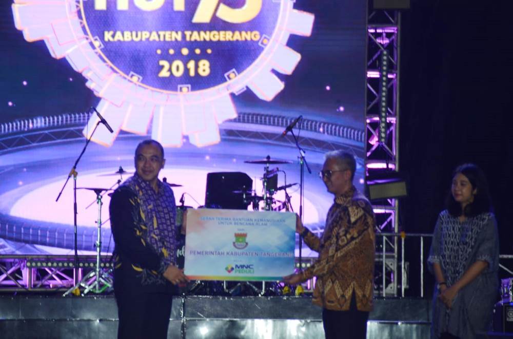 Bupati Tangerang Ahmed Zaki Iskandar menyerahkan Donasi yang terkumpul sebesar Rp1,5 Miliar lebih untuk para korban Tsunami Banten melalui MNC Peduli di Puspemkab Tangerang, Sabtu (29/12/2018) malam.