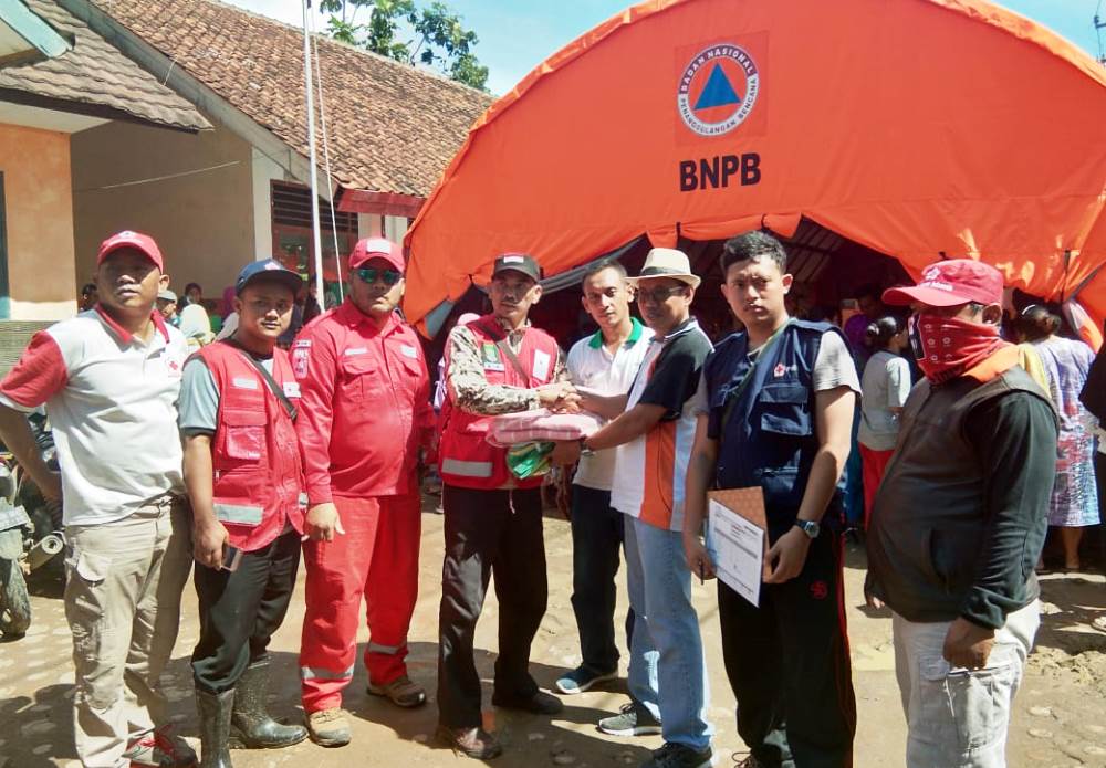 Petugas PMI Kota Tangerang memberikan pelayanan kesehatan kepada korban terisolir tsunami banten di Posko kampung Kalica, Tanjung Jaya, Pandeglang.