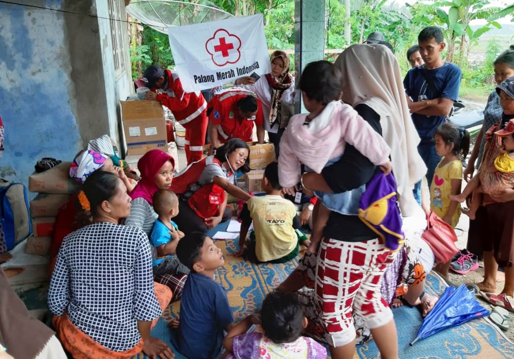 Petugas PMI Kota Tangerang memberikan pelayanan kesehatan kepada korban terisolir tsunami banten di Posko kampung Kalica, Tanjung Jaya, Pandeglang.