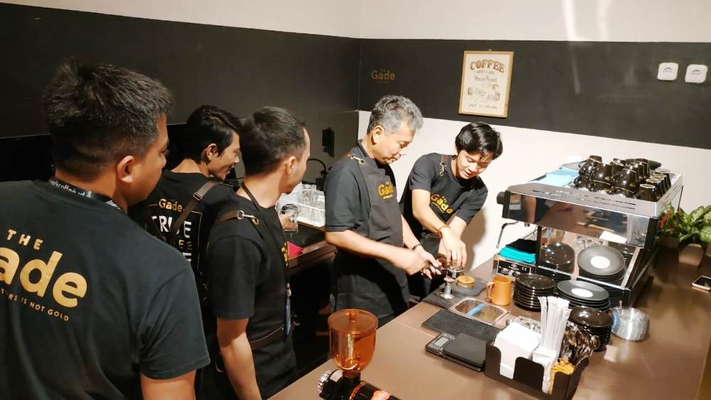 Outlet The Gade Coffee & Gold di Jalan A Dimyati, Kota Tangerang.