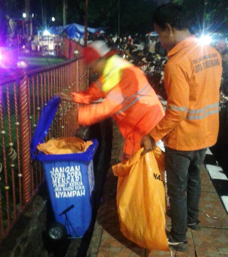 Tampak petugas kebersihan dari Dinas Lingkungan Hidup Kota Tangerang membersihkan sampah-sampah usai perayaan malam tahun di sekitar jalan Kota Tangerang.