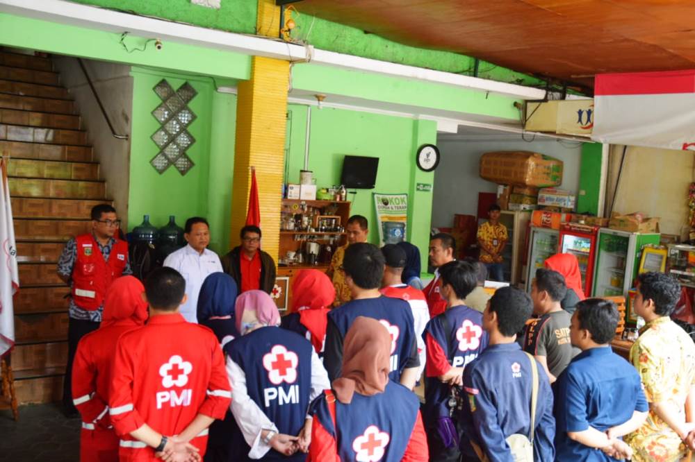 Palang Merah Indonesia (PMI) Kota Tangerang memberikan donasi bantuan kepada korban bencana tsunami di Pandeglang, Banten.