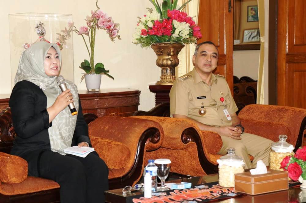 Bupati Tangerang Ahmed Zaki Iskandar menyerahkan bantuan untuk korban tsunami Selat Sunda yang di terima langsung oleh Bupati Pandeglang Irna Narulita, Senin (7/1/2018).