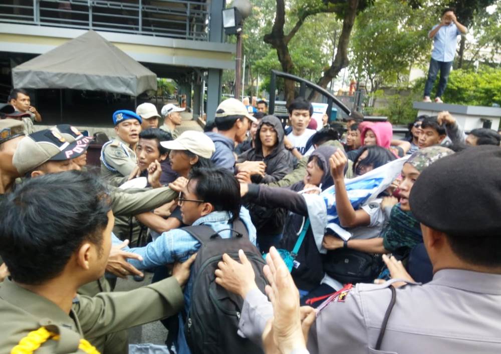 Para Mahasiswa dari Forum Aksi Mahasiswa (FAM) Tangerang bentrok dengan Satpol PP saat aksi unjuk rasa di depan gedung Puspemkot Tangerang, Selasa (8/1/2019).
