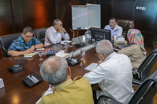 Wali kota Tangerang Selatan Airin Rachmi Diany melakukan saat berdiskusi dengan Menteri Koordinator Bidang Kemaritiman Luhut Binsar Panjaitan di Kantor Kemenko Maritim, Jakarta, Selasa (8/1/2019).
