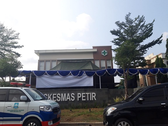 Wali Kota Tangerang Arief R Wismansyah secara simbolis melakukan gunting pita dalam peresmian Gedung Pusat Kesehatan Masyarakat (Puskesmas) di Kelurahan Petir, Kecamatan Cipondoh, Kota Tangerang, Rabu (9/1/2019).