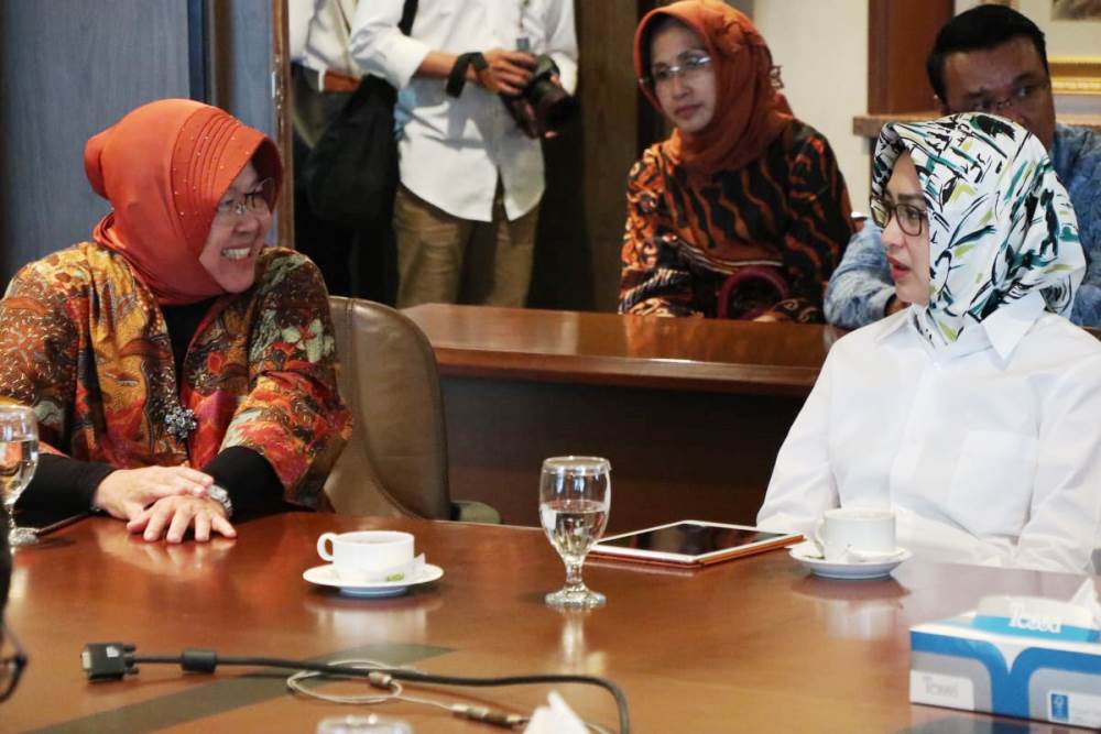 Wali Kota Tangerang Selatan (Tangsel) Airin Rachmi Diany bersama Wali Kota Surabaya Tri Rismaharini.