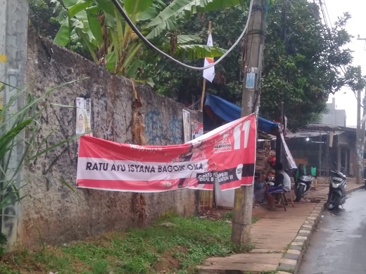 Tampak alat peraga kampanye (APK) beberapa calon anggota legislatif di Tangsel terpasang di tiang listrik di jalan Maruga, Serua dan Jalan Aria Putra, Ciputat, Kamis (10/1/2019).