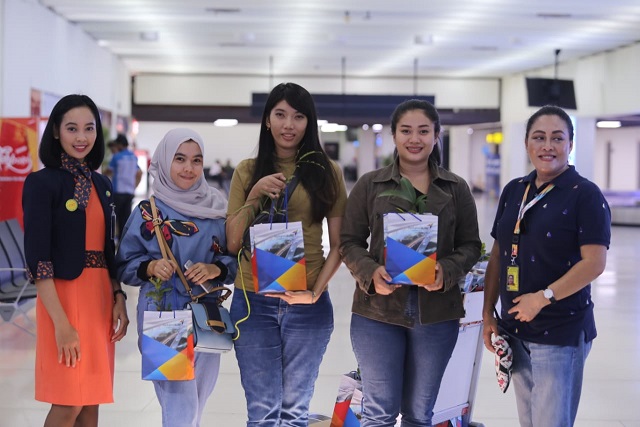 Petugas pengelola Bandara Internasional Soekarno-Hatta, yakni PT Angkasa Pura II (Persero), memberikan tanaman bibit pohon kepada para pengguna jasa di Terminal 1, 2 dan 3, Kamis (10/1/2019).