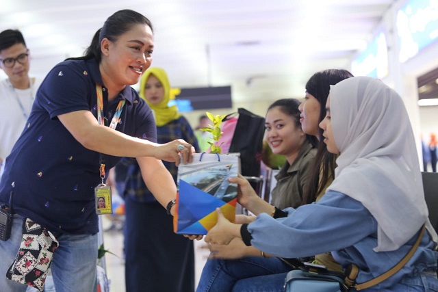 Petugas pengelola Bandara Internasional Soekarno-Hatta, yakni PT Angkasa Pura II (Persero), memberikan tanaman bibit pohon kepada para pengguna jasa di Terminal 1, 2 dan 3, Kamis (10/1/2019).