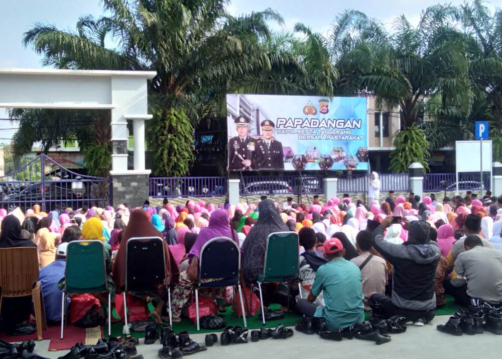 Suasana di Mapolresta Tangerang dalam kegiatan "Papadangan" atau makan bersama kaum duafa, Jumat (11/1/2019).