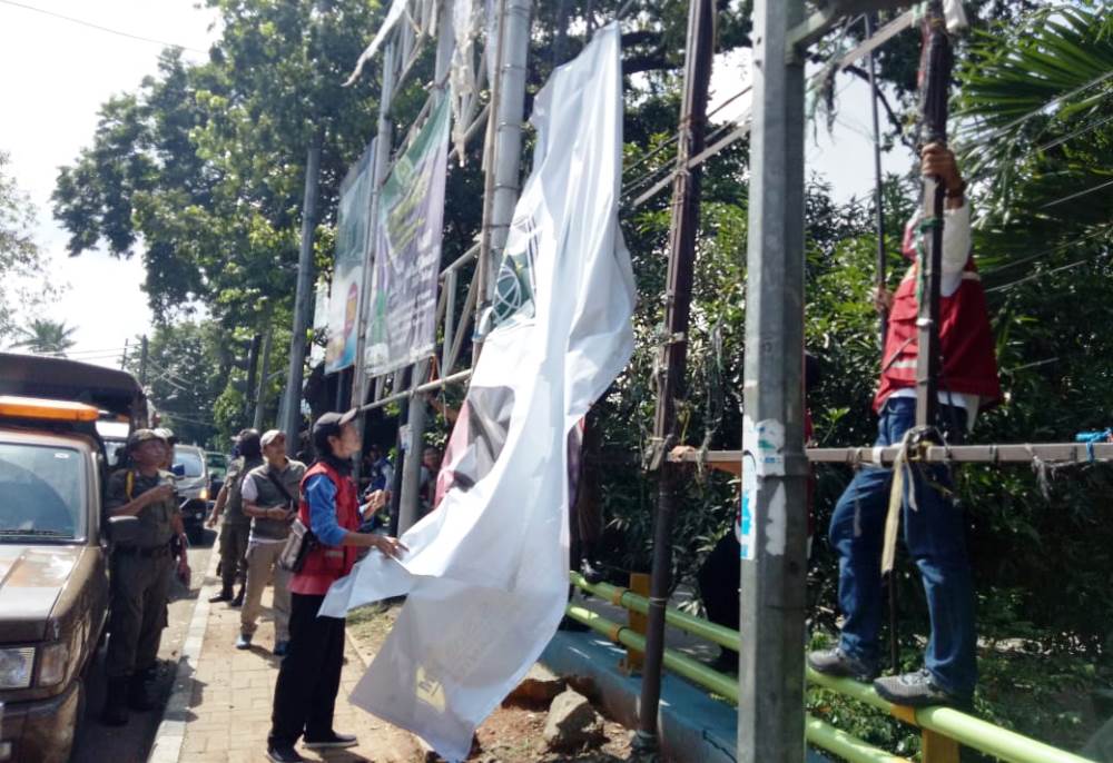 Ketua Bawaslu Kota Tangerang Agus Muslim memimpin langsung penertiban alat peraga kampanye (APK) calon legislatif (Caleg) yang melanggar aturan, Jumat (11/1/2019).