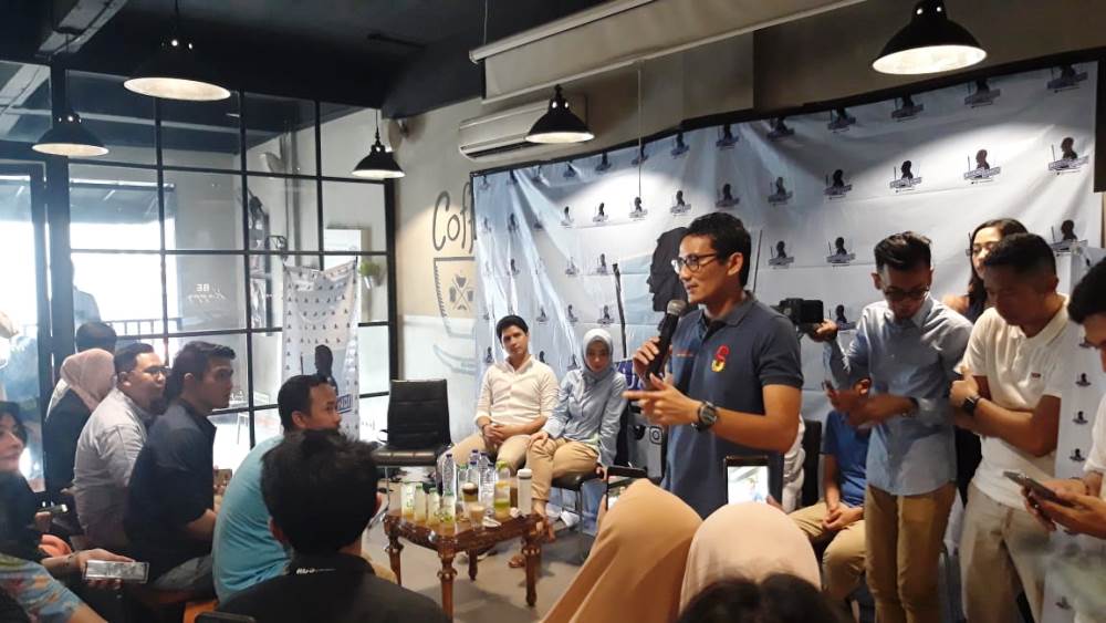 Cawapres nomor urut 02 Sandiaga Salahuddin Uno menggelar diskusi dengan kaum milenial di Warung Upnormal, Modernland, Kota Tangerang, Selasa (15/1/2019).