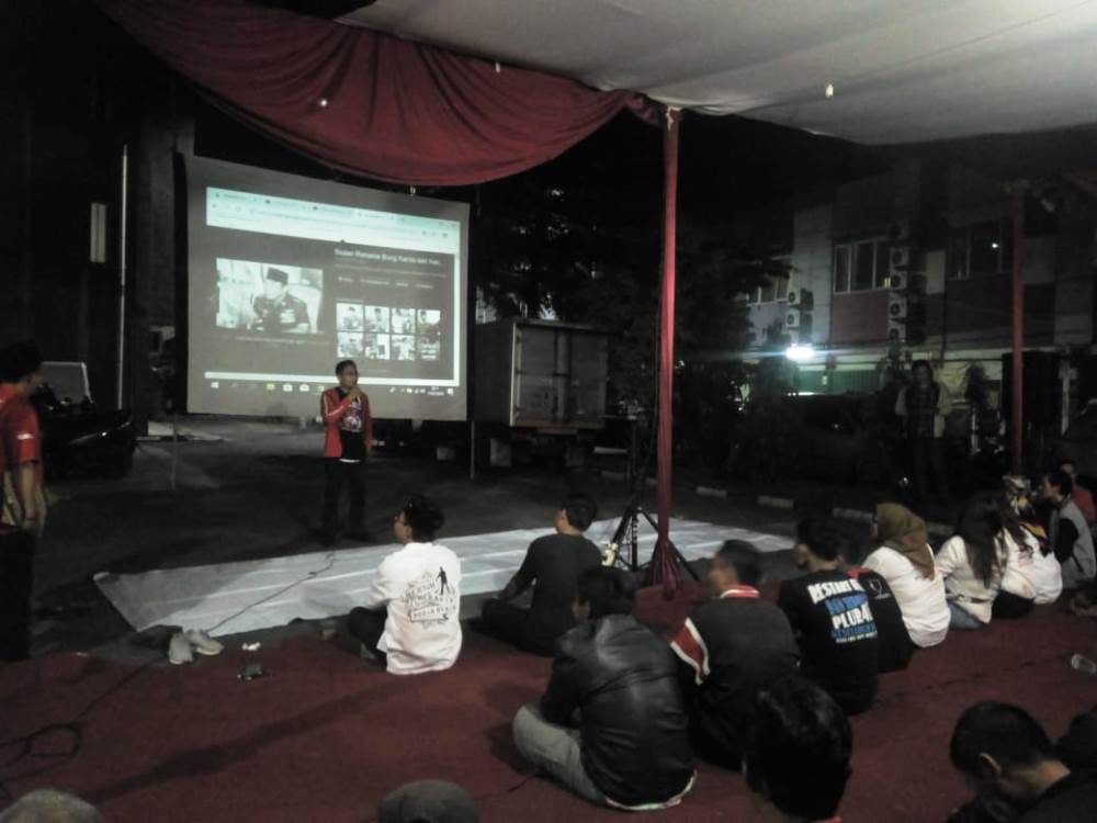 Tim relawan pendukung Capres 01 Jokowi-Ma'ruf nonton bareng debat Capres perdana di kantor DPC PDIP Kota Tangerang.