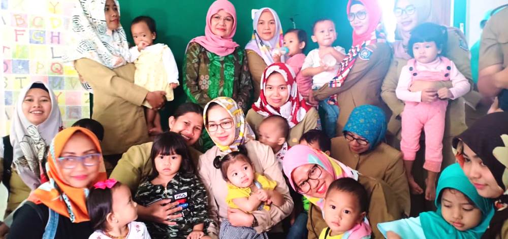 Suasana keceriaan ibu-ibu dan anak di Fasilitas daycare tempat penitipan anak di Gedung Pusat Pemerintahan Kota Tangerang Selatan.