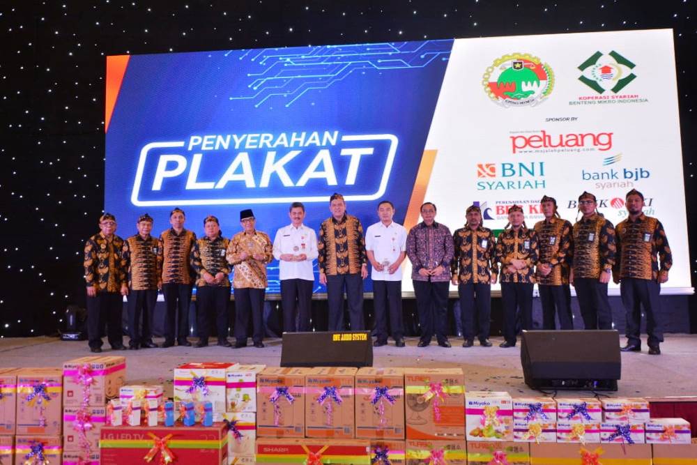 Presiden Direktur Kopsyah BMI Kamaruddin Batubara menyerahkan pelakat kepada Deputi Kelembagaan Kemenkop RI Profesor Rully Indrawan saat Rapat Anggota Tahunan 2018 di Spring Club, Gading Serpong, Rabu (23/1/2019).