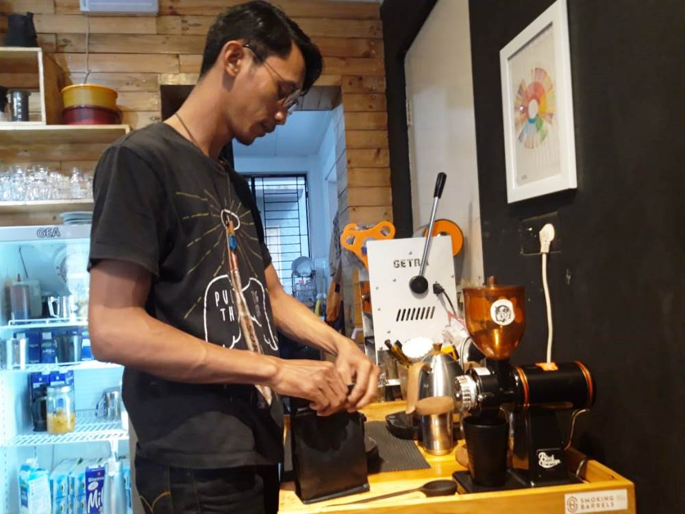 Headbar Kafe Black Campaign M Solihin saat membuat kopi di kedainya.