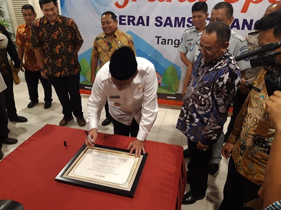 Gubernur Banten Wahidin Halim meresmikan pelayanan gerai UPT (Unit Pelaksana Teknis) Samsat Cikokol di pusat perbelanjaan Rame Rame Food Carnival, Tangcity Mall, Kota Tangerang, Kamis (24/1/2019).