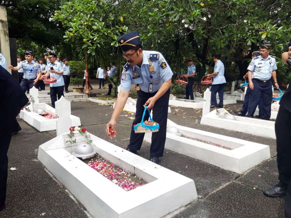 Kepala Kantor Imigrasi Kelas I Tangerang Herman Lukman menaburkan bunga ke pemakaman pahlawan nasional.