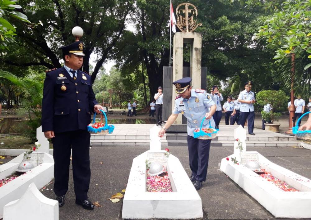 Kepala Kantor Imigrasi Kelas I Tangerang Herman Lukman menaburkan bunga ke pemakaman pahlawan nasional.
