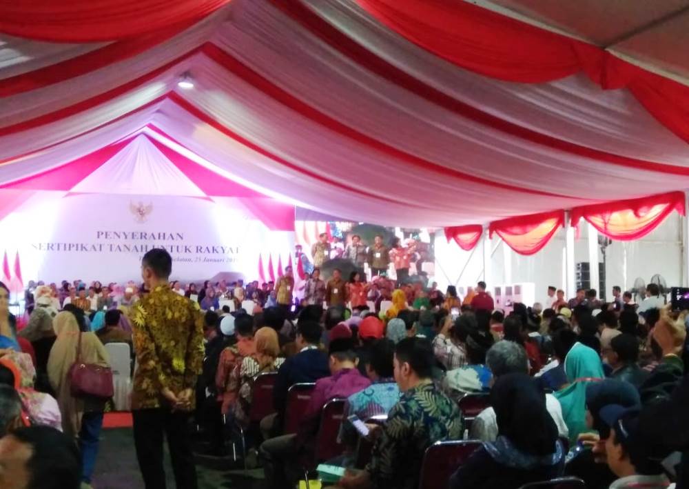 Kegiatan Presiden Joko Widodo (Jokowi) membagian sertifikat tanah di Bandara Pondok Cabe, Pondok Cabe Ilir, Pamulang Tangerang Selatan, Jum'at (25/1/2019).