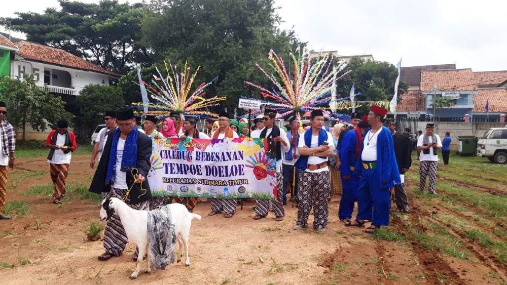 Suasana keceriaan pernikahan 2 pasang mempelai Pengantin di Ciledug.