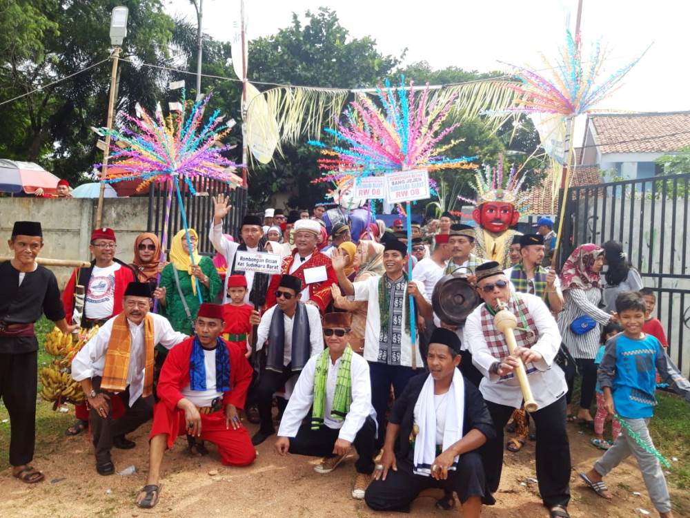 Suasana keceriaan pernikahan 2 pasang mempelai Pengantin di Ciledug.