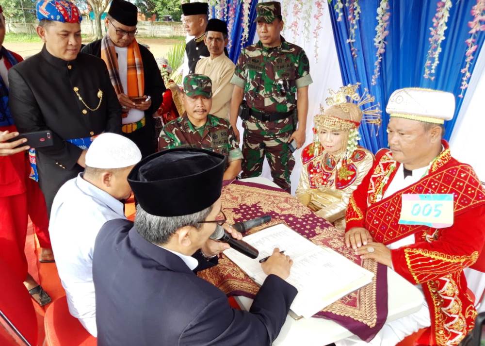 Suasana keceriaan pernikahan 2 pasang mempelai Pengantin di Ciledug.