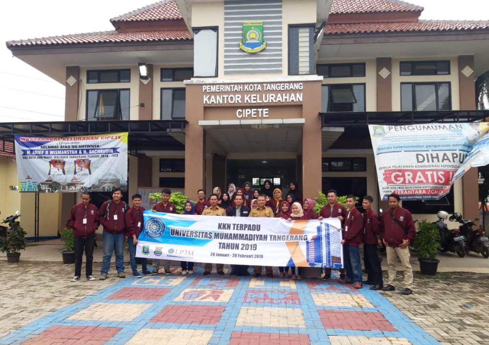 Mahasiswa Universitas Muhammadiyah Tangerang (UMT) saat penyerahan bibit pohon kepada Lurah Cipete Solihin di Kelurahan Cipete, Pinang, Kota Tangerang, Senin (28/1/2019).