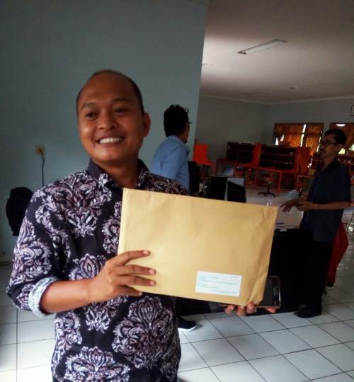 Personel bawaslu kabupaten Tangerang menunjukan paket yang berisi tabloid bindonesia barokah di kantor pos Tigaraksa.