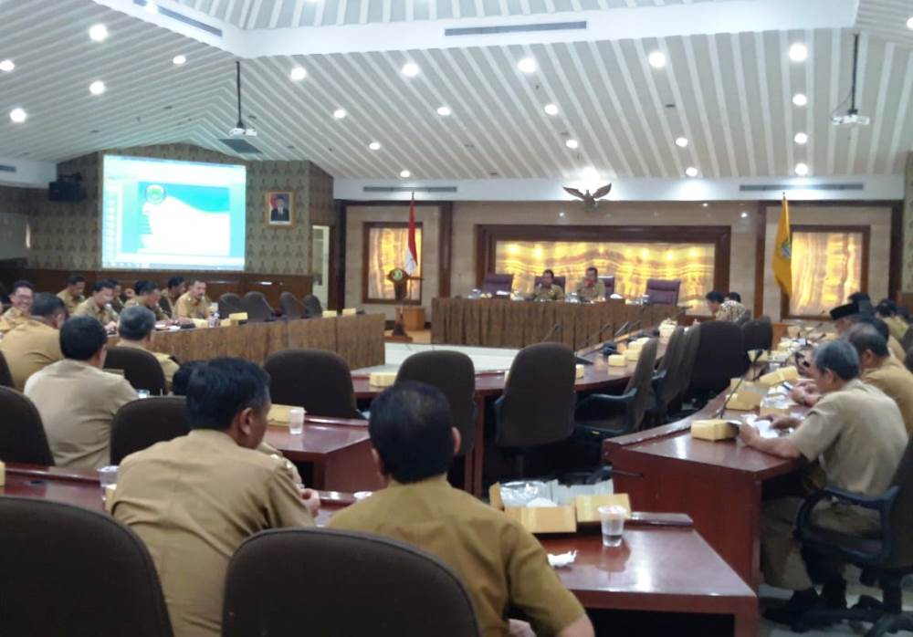 Rapat terbatas dengan Camat dan Lurah se-Kota Tangerang dalam membahas PPDB di Ruang Akhlakul Karimah, Puspemkot Tangerang, Selasa (29/1/2019).