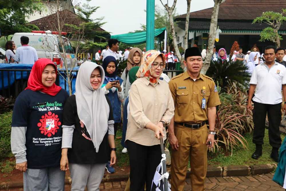 Wali Kota Tangerang Selatan Airin Rachmi Diany saat menghadiri kegiatan proses pemeriksaan kesehatan calon jamaah haji Tangsel.	