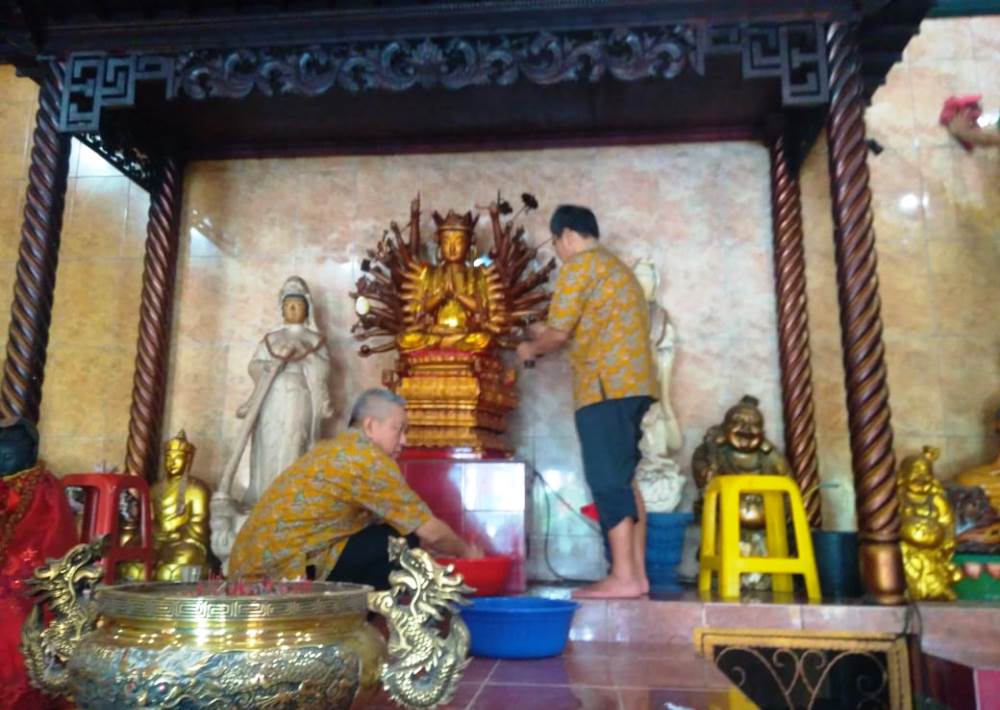 Kegiatan bersih-bersih di Vihara Kwang In Thang, Pondok Cabe Udik, Tangerang Selatan, Rabu (30/1/2019).