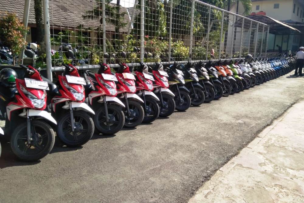 Polres Tangsel memberikan penghargaan kepada Slamet Gunaedi, 47, seorang penjaga sekolah di SMAN 4 Kota Tangsel yang melakukan aksi rapihkan motor sesuai warna dan merk sehingga menjadi viral di media sosial.