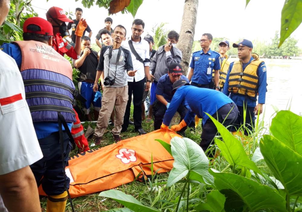 Sesosok mayat yang diduga seorang maling di evakuasi oleh Polisi di tepi Sungai Cisadane, Karawaci, Kota Tangerang.