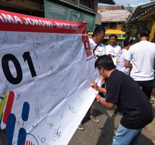 Tampak masyarakat mengikuti aksi tanda tangan dukungan kepada Capres 01 jokowi dalam kegiatan yang digelar oleh Posko Relawan Rakyat (Posraya) Indonesia Tangerang Selatan (Tangsel).