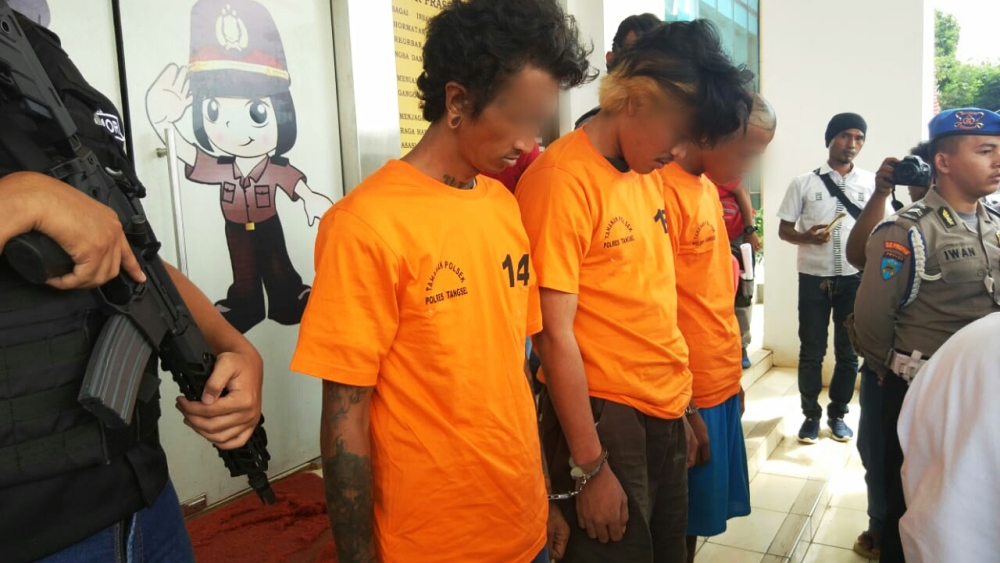 Para Tersangka (berpakaian oranye) Kasus pembunuhan sadis terhadap seorang anak jalanan disekitar perempatan Gaplek , Pamulang, Tangerang Selatan.