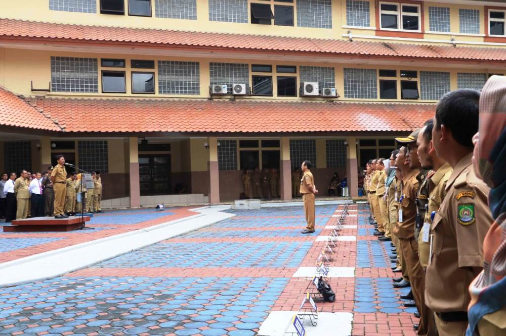 Suasana apel Para pegawai Pemkot Tangerang di plaza Pusat pemerintahan Kota Tangerang.