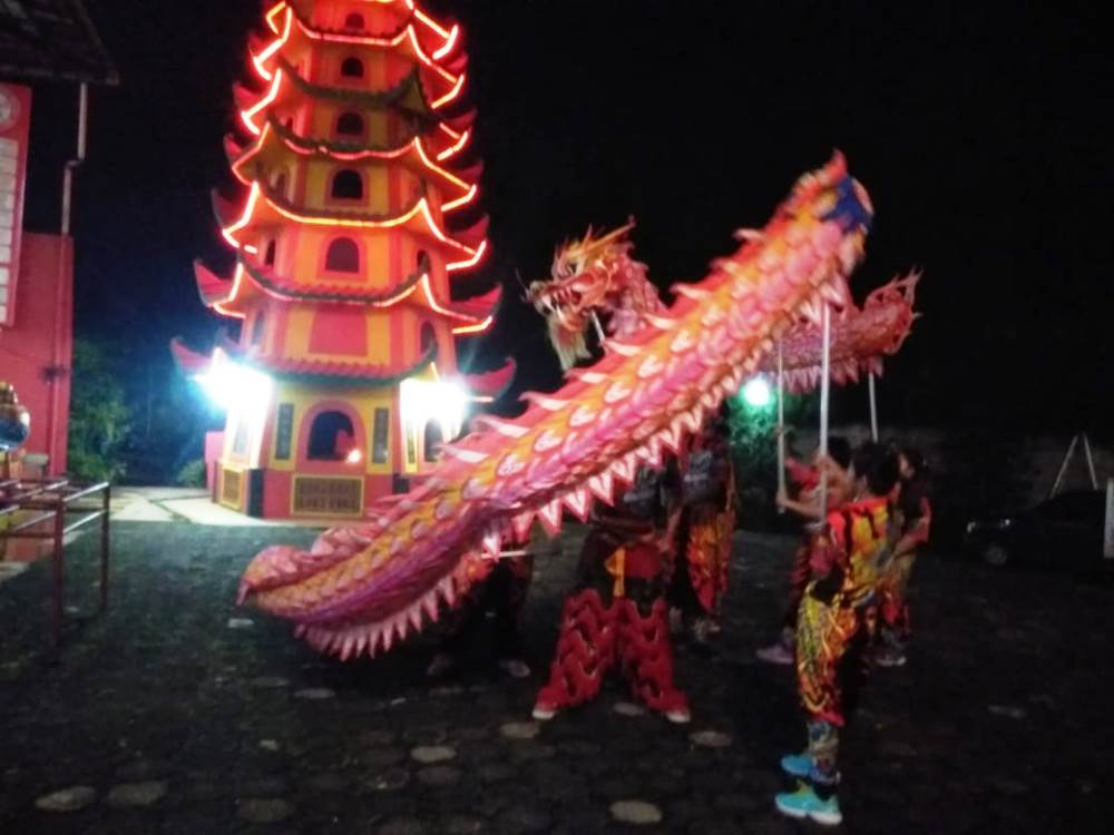 Pertunjukkan Barongsai dan Liong di Vihara Kwang In Thang, Pondok Cabe Udik, Tangerang Selatan, Senin (4/2/2019) malam.