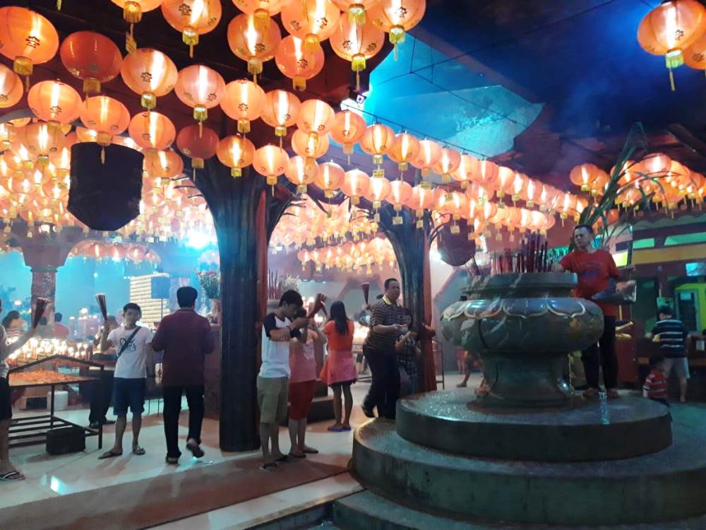 Suasana Tahun Baru Imlek di Vihara Ni Mala (Bun San Bio) di Pasar Baru, Kota Tangerang, Senin (4/2/2019) malam.