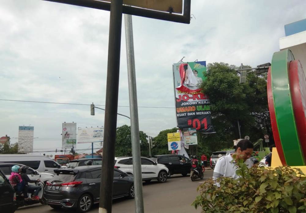 Bawaslu Kota Tangerang mencopot sejumlah baliho Paslon Presiden dan Wakil Presiden nomor urut 01 yang di pasang oleh relawannya dikarenakan telah melanggar peraturan di jalan protokol Kota Tangerang, Senin (4/2/2019).