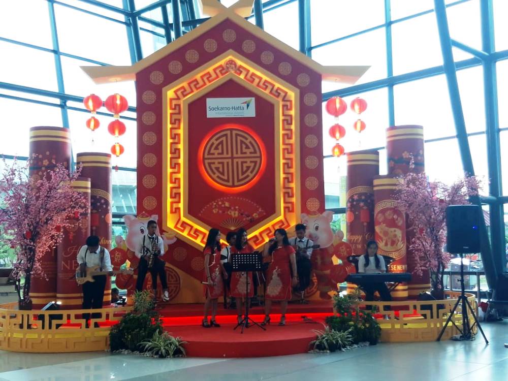 Pertunjukan barongsai di Terminal 3 Gate 1 Bandara Internasional Soekarno-Hatta (Soetta).
