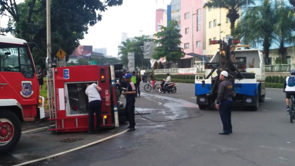 Armada pemadam kebakaran (Damkar) Kota Tangsel mengalami Kecelakaan lalu lintas di Jalan Raya Serpong, depan BSD Junction, Serpong, Tangsel.