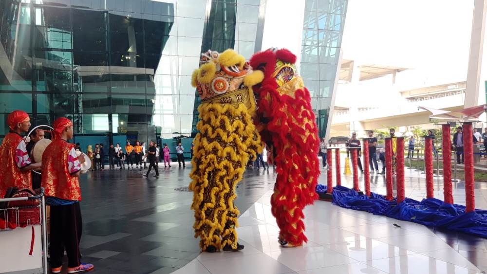 Pertunjukan barongsai di Terminal 3 Gate 1 Bandara Internasional Soekarno-Hatta (Soetta).