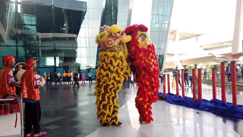 Pertunjukan barongsai di Terminal 3 Gate 1 Bandara Internasional Soekarno-Hatta (Soetta).