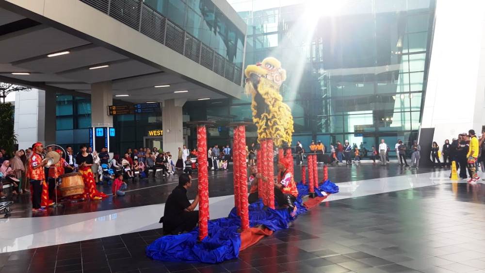 Pertunjukan barongsai di Terminal 3 Gate 1 Bandara Internasional Soekarno-Hatta (Soetta).