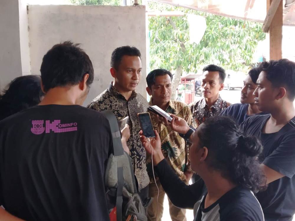 Keluarga pasien yang diduga menjadi korban operasi katarak gagal didampingi tim kuasa hukumnya dari Kantor Hukum Indonesia Muda mendatangi manajemen RS Mulya di RS Mulya, Pinang, Kota Tangerang.