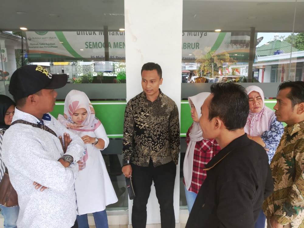 Keluarga pasien yang diduga menjadi korban operasi katarak gagal didampingi tim kuasa hukumnya dari Kantor Hukum Indonesia Muda mendatangi manajemen RS Mulya di RS Mulya, Pinang, Kota Tangerang.