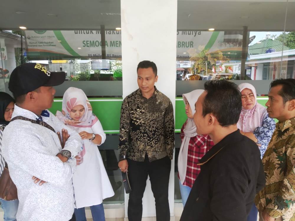 Keluarga pasien yang diduga menjadi korban operasi katarak gagal didampingi tim kuasa hukumnya dari Kantor Hukum Indonesia Muda mendatangi manajemen RS Mulya di RS Mulya, Pinang, Kota Tangerang.